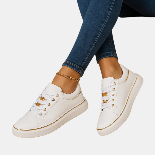 Stijlvolle witte sneakers met gouden accent voor dames, geschikt voor dagelijks gebruik en casual gelegenheden.