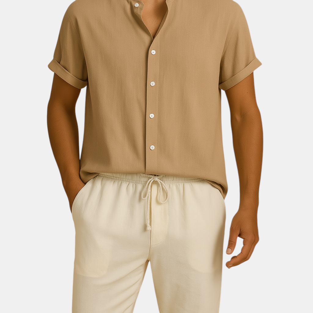 Tweedelige zomeroutfit voor heren met tijdloos design, luchtige pasvorm en ademende stof, perfect voor warme dagen en semi-formele momenten.
