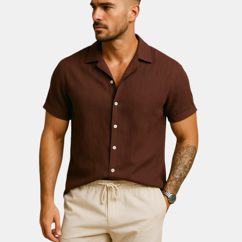 Tweedelige zomeroutfit voor heren met tijdloos design, luchtige pasvorm en ademende stof, perfect voor warme dagen en semi-formele momenten.