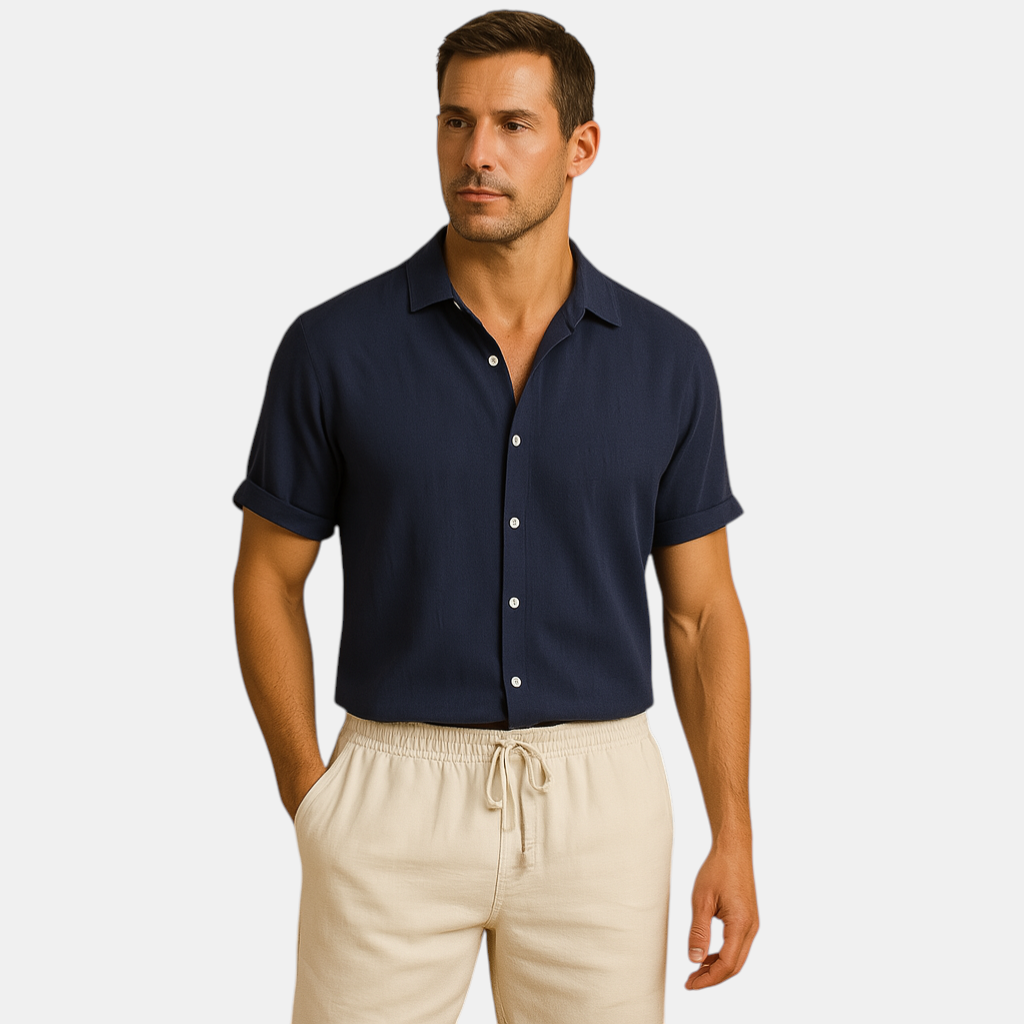 Tweedelige zomeroutfit voor heren met tijdloos design, luchtige pasvorm en ademende stof, perfect voor warme dagen en semi-formele momenten.