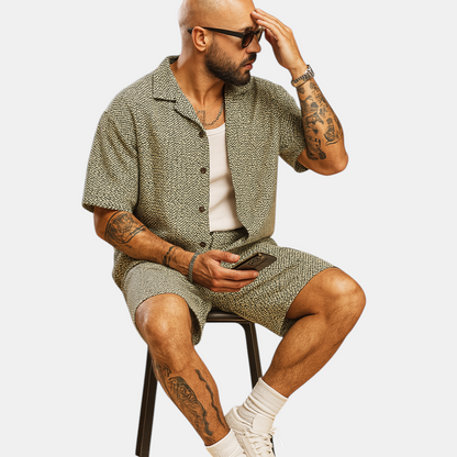 Heren zomerset met geometrisch overhemd en korte broek met elastische taille, ideaal voor ontspannen zomeractiviteiten.