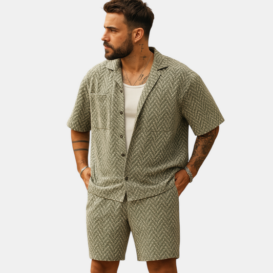 Heren zomerset met geometrisch overhemd en korte broek met elastische taille, ideaal voor ontspannen zomeractiviteiten.