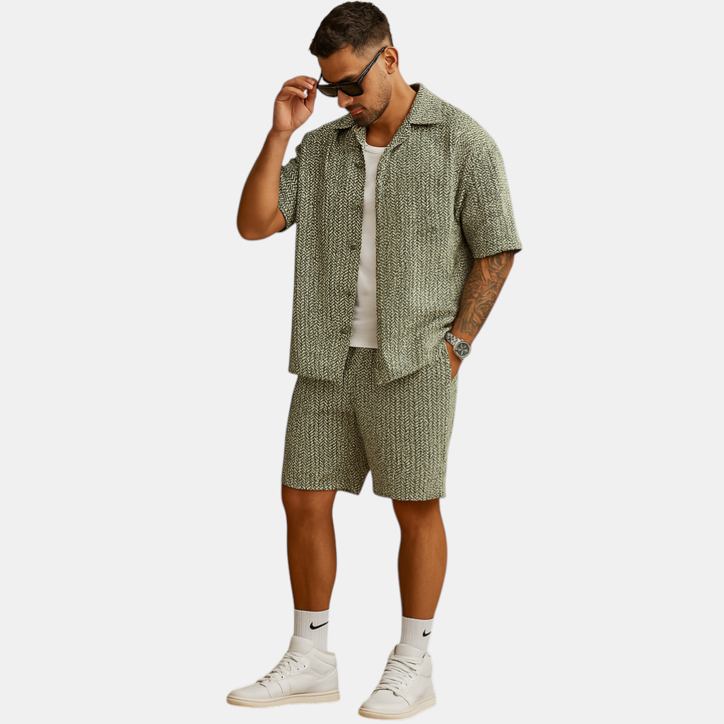 Heren zomerset met geometrisch overhemd en korte broek met elastische taille, ideaal voor ontspannen zomeractiviteiten.