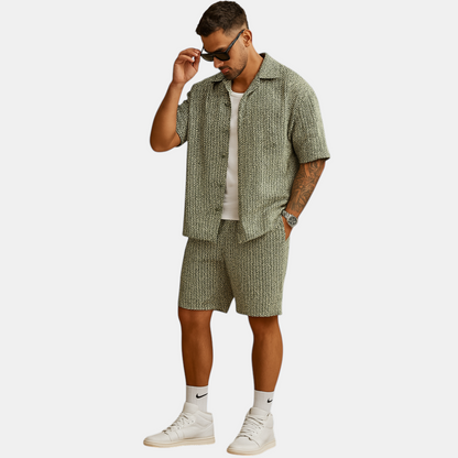Heren zomerset met geometrisch overhemd en korte broek met elastische taille, ideaal voor ontspannen zomeractiviteiten.